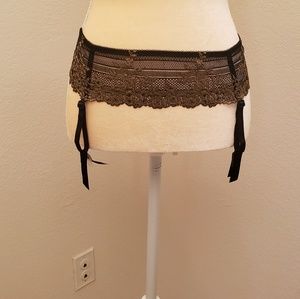 Wacoal Garter Belt - Embrace M/L